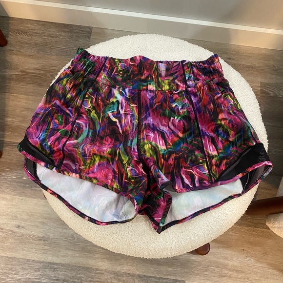 Lululemon Hotty Hot High-Rise Short 2.5"
Hyper Flow Pink Multi / Black - Picture 5 of 7